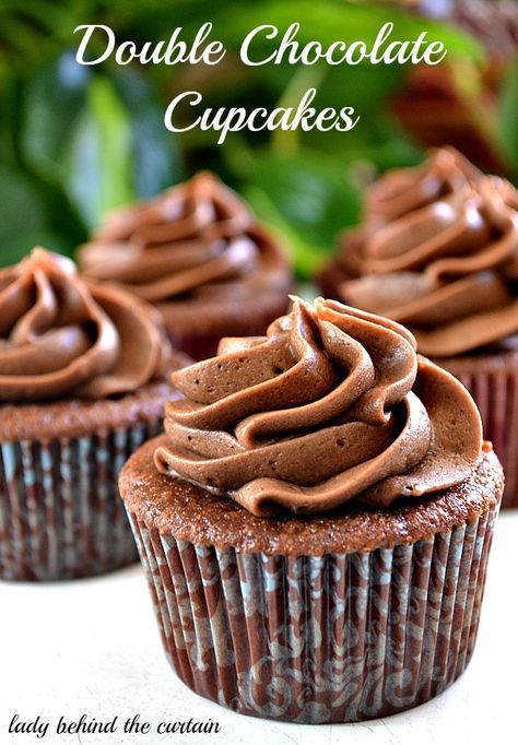 Lady-Behind-The-Curtain-Double-Chocolate-Cupcakes Cupcakes For A Crowd, Chocolate Cupcakes From Scratch, Double Chocolate Cupcakes, Chocolate Cream Cheese Frosting, Homemade Frosting, Cream Cheese Frosting Recipe, Behind The Curtain, Chocolate Cream Cheese, Köstliche Desserts