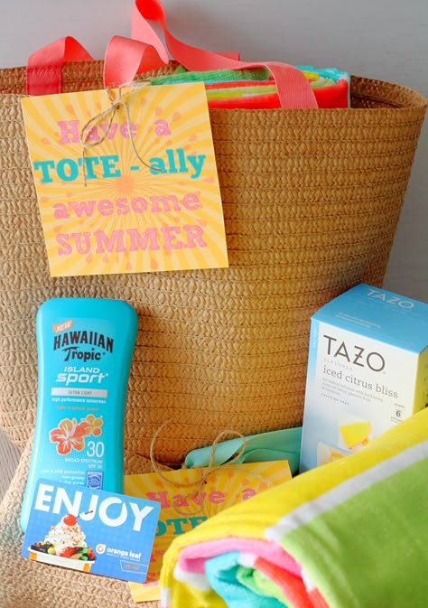 Put together a totally awesome teacher gift by filling a summer tote bag with some of your teacher's favorites. Includes a free printable! Summer Gift Basket Ideas, Teacher Appreciation Gift Baskets, Summer Gift Baskets, Classmates Gifts, Teacher Gift Baskets, Teacher Appreciation Gift Ideas, Appreciation Gifts Diy, Teacher Holiday Gifts, Teacher Appreciation Gifts Diy