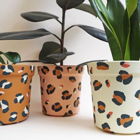 Plant Pot Design, Green Leopard Print, Flower Pot Art, Pot Painting, Plant Pot Diy, Painted Pots Diy, Painted Plant Pots, Earthy Colours, Painted Terra Cotta Pots