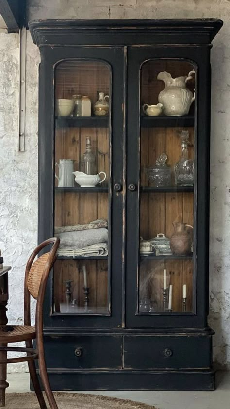 Unique Apartment, Cottage English, Cabinet Transformations, Rustic Fall Decor, English Cottage Style, Diy Furniture Renovation, Chic Farmhouse, Black Furniture, Furniture Renovation