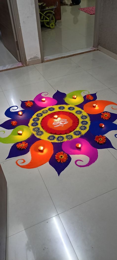 Round Flower Rangoli Design, Geometry Rangoli Designs, Rangoli Big Designs Latest, Round Shape Rangoli Designs, Diwali Rangoli Image, Easy Rangoli Diwali Designs, Big Round Rangoli Design, Entrance Rangoli Designs, Rangoli Round Designs