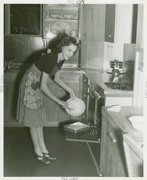 America at Home (formerly Home Furnishings Building) - America's Outstanding Homemaker of Future in kitchen - NYPL Digital Collections 1930s Housewife, 1940s Housewife, Housewife Aesthetic, Vintage Homemaker, 40s Aesthetic, 1940s Aesthetic, 1940s Women, 19th Century Women, 1940s Woman