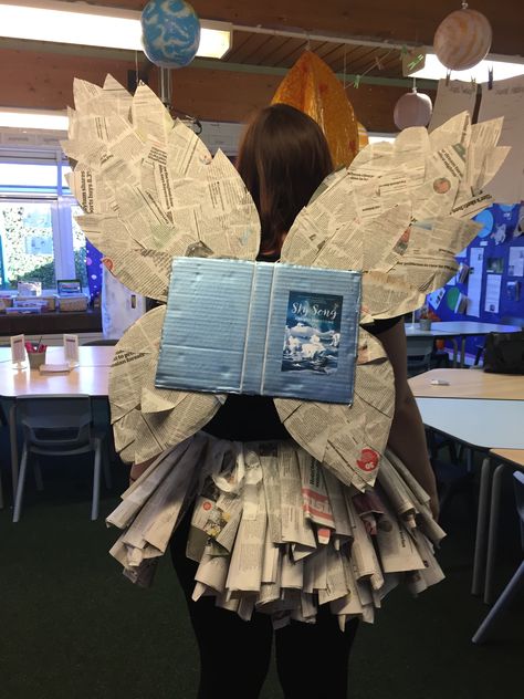 Book Fairy Costume Diy How To Make, Newspaper Costume, Book Fairy Costume, Recycled Costumes, Fairy Costume Diy, Book Costumes, World Book Day Costumes, Homemade Books, Book Dress