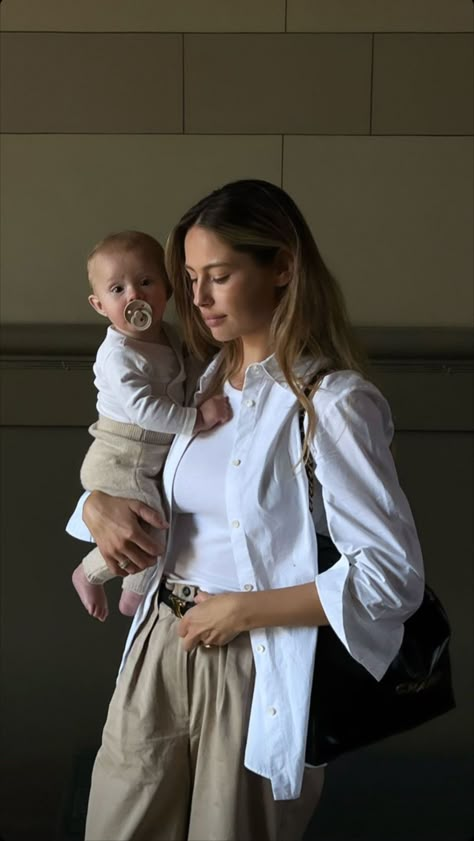 Beige Instagram, Mathilde Goehler, Mom And Baby Outfits, Club Attire, Barefoot Blonde, Mum Fashion, Cream Aesthetic, Warm Dresses, Stylish Maternity