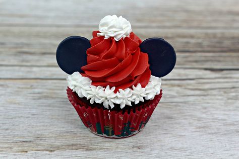 Cupcakes Minnie Mouse, Santa Cupcakes, Christmas Cupcakes Decoration, Disney Cupcakes, Holiday Baking List, Mason Jar Christmas Gifts, Triple Chocolate Cake, Disney Desserts, Mexican Wedding Cookies