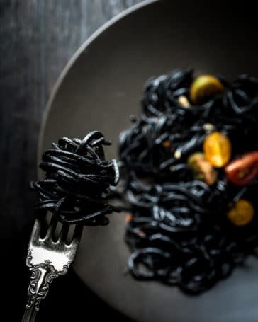 Squid Ink Pasta Recipe, Serious Black, Black Pasta, Ink Pasta, Squid Ink Pasta, Halloween Party Dinner, Garlic Pasta, Black Food, Halloween Dinner