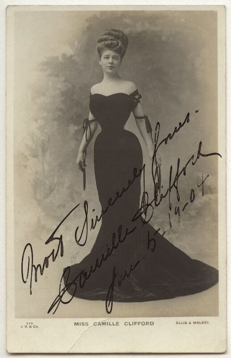 Camille Clifford (Camilla Antoinette Clifford), by Alfred Ellis & Walery, published by J. Beagles & Co, 1904 - NPG x160490 - © National Portrait Gallery, London Camille Clifford, 1900s Fashion, History Fashion, Gibson Girl, Postcard Printing, National Portrait Gallery, Famous Models, Edwardian Fashion, Silent Film