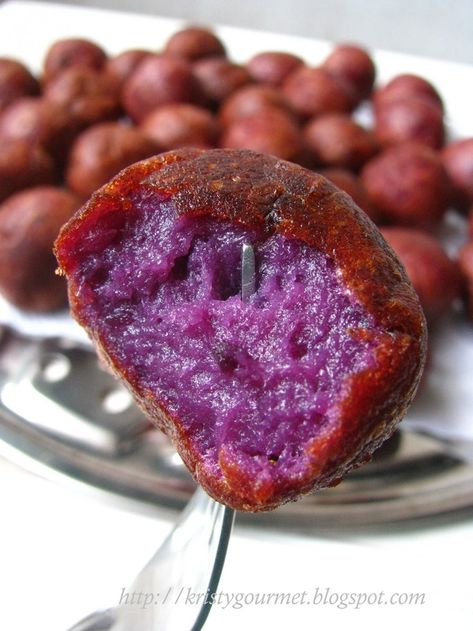 Deep Fried Purple Sweet Potato Balls - Eat some Taro Balls at MeetFresh. Sweet Potato Dessert Recipes Easy, Potato Dessert Recipes, Sweet Potato Dessert Recipes, Sweet Potato Balls, Dessert Recipes Healthy, Okinawan Sweet Potato, Sweet Potato Dessert, Healthy Sweet Potato, Potato Balls