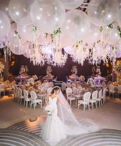 amazing wedding decor ideas white balloons floating above dance floor Balloon Ceiling, White Wedding Decorations, Wedding Ceiling, Wedding Balloon Decorations, Clear Balloons, White Balloons, Wedding Table Decorations, Wedding Balloons, Wedding Arrangements