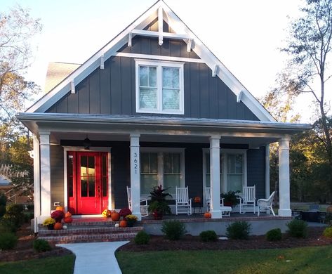 Sherwin Williams Grizzle Gray with Sherwin Williams Rave Red door and SW Extra White trim Grizzle Gray Exterior, Sherwin Williams Grizzle Gray, Dark Gray House Exterior, Grey House White Trim, Grizzle Gray, Dark Gray Paint Colors, Dark Grey Houses, Hannah Design, White Garage