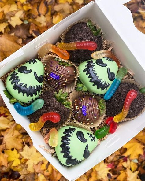 Boogey Man Nightmare Before Christmas, Oogie Boogie Treats, Tim Burton Desserts, Oogie Boogie Party Ideas, Nightmare Before Christmas Party Snacks, Corpse Bride Food, Oogie Boogie Cake, Nightmare Before Christmas Treats, Nightmare Before Christmas Desserts