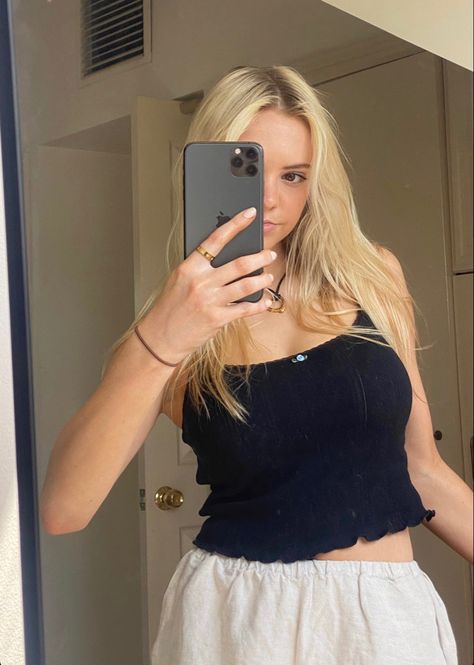 mirror | pose | iphone | gold jewellery | blonde | story | idea | inspo | insta | style Mirror Selfie Blonde, Body Mirror Pics Blonde, Blonde Selfies In Mirror, Blonde Hair Mirror Pic, Blonde Hair Selfie Mirror, Blonde Girl Mirror Sefile, Curvy Mirror, Blonde Hair, Insta Fashion