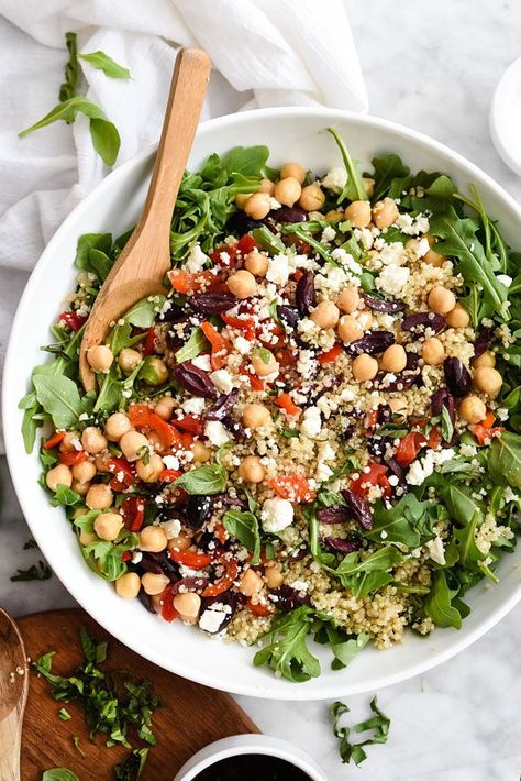 This healthy vegetarian quinoa salad is so simple thanks to staples like roasted red bell peppers, kalamata olives and feta from your fridge and pantry. Meal Prep On Fleek, Mediterranean Quinoa Salad, Mediterranean Diet Plan, Quinoa Healthy, Quinoa Salad Recipes, Foodie Crush, Makanan Diet, Diet Vegetarian, Mediterranean Diet Recipes