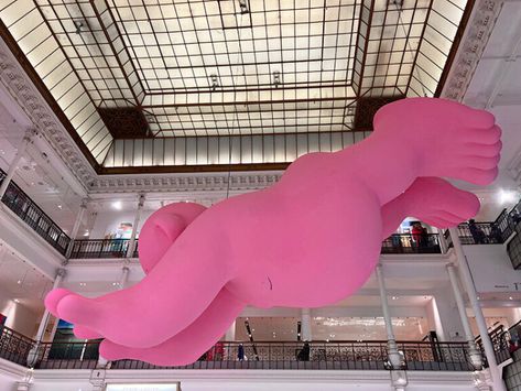 philippe katerine invades paris' le bon marché with massive bubblegum pink sculptures Interactive Art Installation, Art Connection, Nightclub Design, Artistic Installation, Unusual Art, Open Your Eyes, Exhibition Space, The Exhibition, Kids Playground