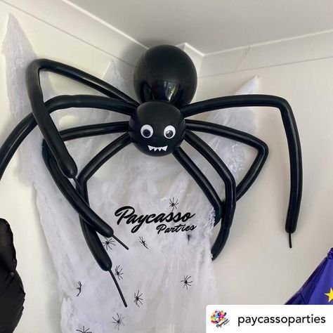 Spooky Birthday Decorations, Diy Balloon Spider, Balloon Spider Web, Balloon Spider, Spider Balloon Decoration, Haloween Decoracion Balloon, Backyard Halloween Party, Halloween Fright Night, Spiderman Birthday Party Decorations