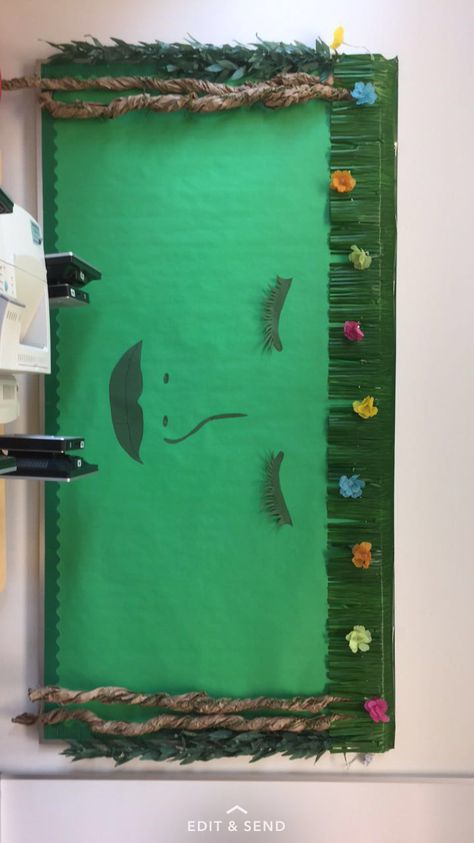 Ta Fiki bulletin board!! Moana classroom Moana Classroom Decorations, Sensory Room Door Decoration, Moana Bulletin Board, Moana Classroom Theme, Moana Poster, Camp Classroom, Cruise Theme, Sensory Classroom, Disney Themed Classroom