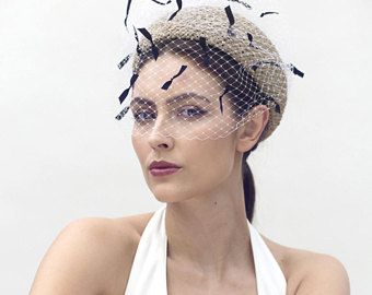 Straw Pillbox Hat, Jackie O Style, Veiled Beret, Ladies Day Millinery - Bérénice Jackie O Style, Beret Style, Hair Garland, Veiled Hats, Pearl Bridal Headband, Occasion Hats, Back Of The Head, Fascinator Headband, Elegant Hats