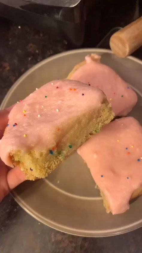 Thing To Bake When Bored, Food And Drink Dessert, Really Good Dessert Recipes, Easy Desert Videos, Fun Baking Recipes Videos, Tiktok Food Recipes Dessert, Good Easy Desserts, Bake Goods Recipes, Baking Tiktoks