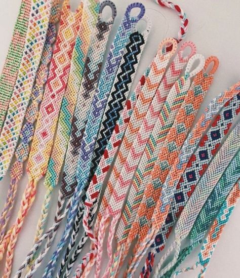 Friendship Bracelets Combos, 3 Colour Friendship Bracelet, Woven Bracelets Aesthetic, Boho Friendship Bracelets Pattern, Friendship Bracelet Party, Home Made Bracelet Ideas, Friendship Bracelet Patterns Summer, Bracelets Colors Ideas, Friend Ship Bracelets Patterns