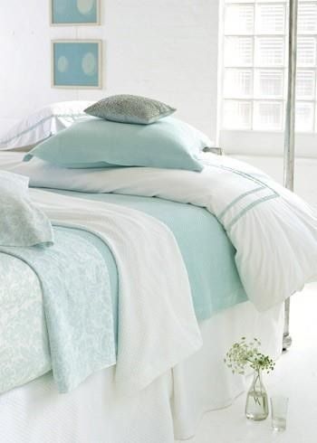 Coastal guest bedding Beach House Bedroom, Berlin Design, Textil Design, Coastal Bedrooms, Style Cottage, Beach Bedroom, Beach Cottage Decor, Coastal Bedroom, White Sheets