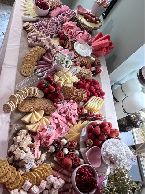 Pink Food Platter Aesthetic, Pink Charcuterie Board Birthday, Pink Food Table Display, Pink And White Charcuterie Board, Pink Barbie Charcuterie Board, Pink Grazing Board, Pink Themed Food Board, Pink Birthday Food Table, Bachelorette Food Table