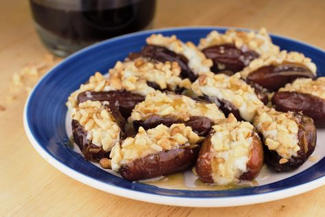 Sweet dates, salty melted cheese, and toasted walnuts come together beautifully in this quick make-ahead appetizer. Gorgonzola Recipes, Blue Cheese Recipes, Winter Snack, Stuffed Dates, Cheese Course, Make Ahead Appetizers, Date Recipes, Bacon Jam, Campfire Food