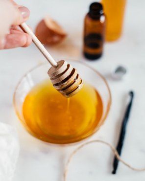 10 Homemade Bubble Bath Recipes Bubble Bath Recipe, Honey Bath, Beauty Tips With Honey, How To Make Bubbles, Honey Beauty, Homemade Bubbles, Bath Scrubs, Honey Diy, Soul Care