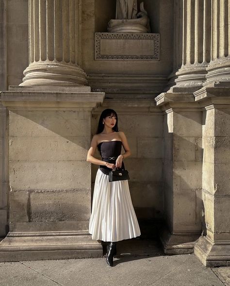 #elegant #white #skirt #black #bag #shoes #outfit #style #negro #blanco #cch Black And White Outfit Aesthetic, White Outfit Aesthetic, Black And White Outfit, Black White Outfit, Shoes Outfit, White Outfit, White Skirt, Outfit Aesthetic, Outfit Style