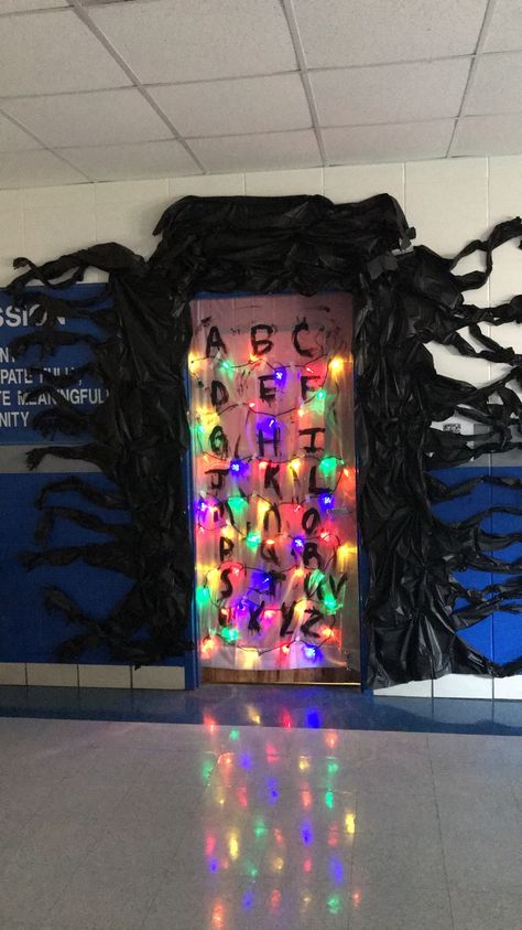 Stranger Things door decoration Upside Down Stranger Things Decorations, Stranger Things House Decor, Stranger Things Hallway Decorations, Halloween Decorations Stranger Things, Stranger Things Party Ideas Decorations, Stranger Things Decorations, Stranger Things Bedroom, Halloween Hallway Decorations, Stranger Things Party Decorations