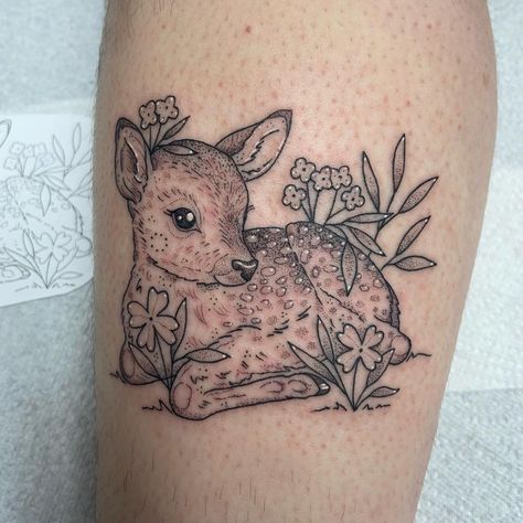 Deer Tattoo Designs Woman, Manly Flash Tattoos, Simple Fawn Tattoo, Fawn Tattoo Deer, Doe Tattoo Design, Pretty Animal Tattoos, Sleeping Fawn Tattoo, Doe And Fawn Tattoo, Cute Deer Tattoo