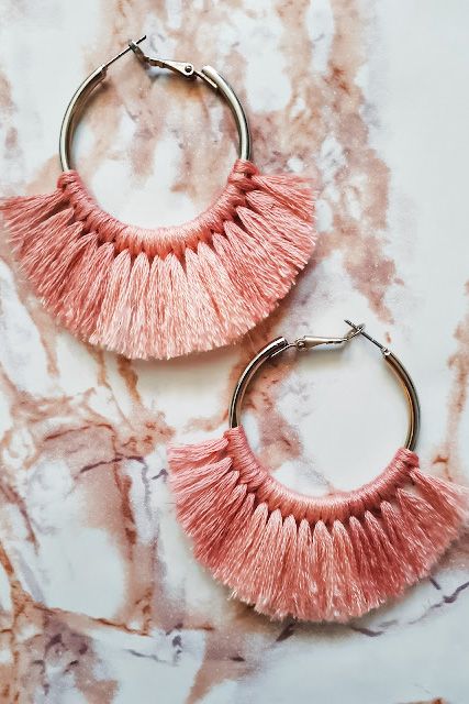 Tassle Earrings Diy, Diy Macrame Earrings, Diy Tassel Earrings, Tassels Tutorials, Earrings Tassel, Bracelets Tutorial, Diy Ombre, Diy Tassel, Fabric Earrings