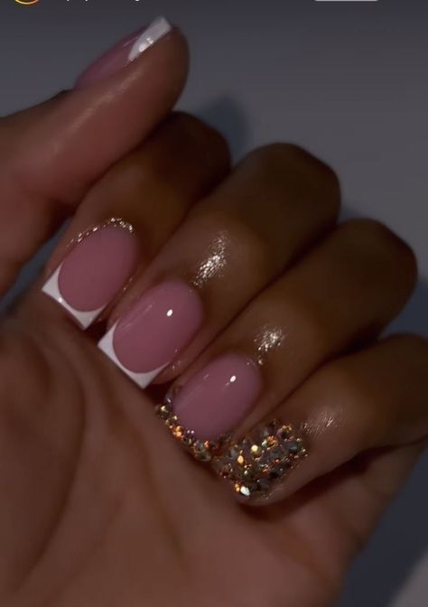 New Year’s Eve Nails Design Short, Nye Nails Short Black, Short Nails For Braiders, New Years Nail Designs 2024, Valentine's Day Outfit Black Women, Pink And Gold Short Nails, New Years Short Nails Design, Short Fall Acrylic Nails Designs, Gel Nails Fall 2023