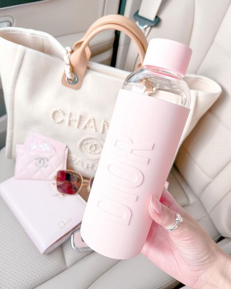 ♡𝓍𝑜.𝐵𝓇𝑜𝑜𝓀𝓁𝓎𝓃♕ on Instagram: “Obsessing over this pink water bottle from Dior! Who else was able to get their hands on one? They seem to have the best rewards and as I…” Dior Water Bottle, Pink Water Bottle Aesthetic, Dior Bottle, Gucci Headband, Pink Dior, Pink Water Bottle, Apple Watch Fashion, Dior Pink, Glass Flask