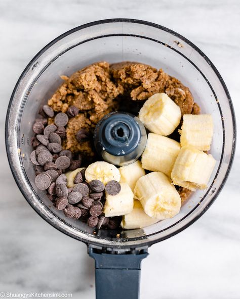 Chunky Monkey Protein Balls {5 Ingredients} | Shuangy's Kitchensink Paleo Energy Bites, Monkey Balls, Protein Bites Recipe, Flourless Desserts, Banana Treats, Banana Bread Cookies, Chunky Monkey, Lunch Box Snacks, Cookie Snack