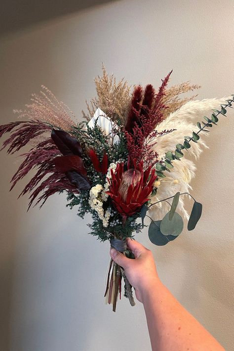 Another seasonal bouquet could be stunning for your special day. Speaking from experience, this bouquet elevates your bridal look. Collect it to your wedding board. Dried Winter Wedding Bouquet, Boho Christmas Bouquet, Winter Dried Flower Bouquet, Boho Christmas Centerpieces For Table, Christmas Dried Flower Bouquet, Dried Christmas Bouquet, Small Winter Bouquet, Small Winter Wedding Bouquet, Winter Dried Flower Arrangements