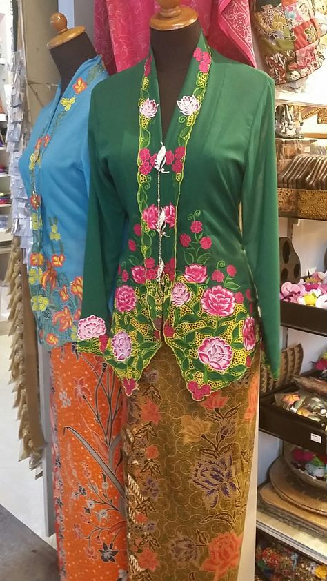 Baba Nyonya Fashion, Singapore Traditional Dress, Kebaya Peranakan, Green Kebaya, Singapore Culture, Kebaya Sulam, Kebaya Outfit, Kebaya Nyonya, Baba Nyonya