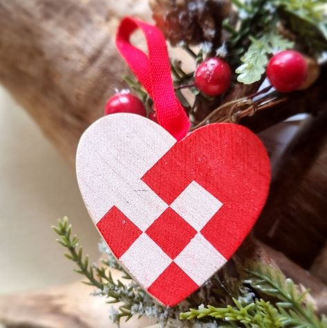 Scandinavian Christmas Tree, Scandi Christmas Decorations, Scandinavian Christmas Trees, Nordic Snowflake, Glass Christmas Baubles, Woven Heart, Danish Christmas, Hygge Christmas, Hygge Style