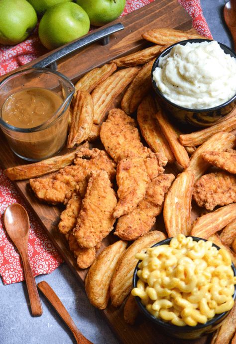 Fried Chicken Charcuterie Board, Party Food With Chicken, Chicken Spread, Picnic Party Food, Biscuit Sandwiches, Fried Chicken Dinner, Dinner Board, Fried Chicken Strips, Breaded Chicken Tenders