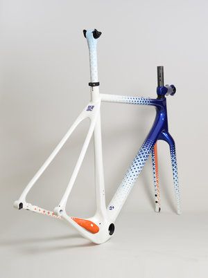 Custom Paint Bike Frame, Bike Frame Paint Ideas, Bike Paint Ideas, Custom Bike Paint, Minimalist Bike, Bike Painting, Bicycle Paint Job, Paint Bike, Road Bike Frames