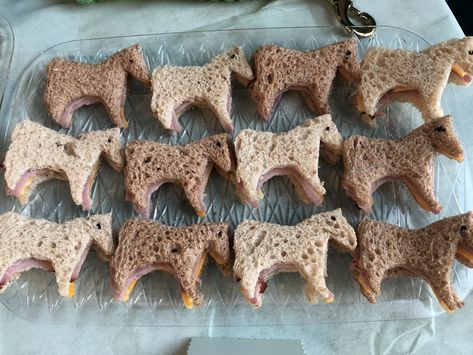 Horse sandwiches Donkey Themed Snacks, Horse Themed Snacks, Horse Party Food Ideas, Toddler Horse Birthday Party, Horse Party Food, Equestrian Birthday, Theme Snack, Healthy Party Food, Pony Birthday Party