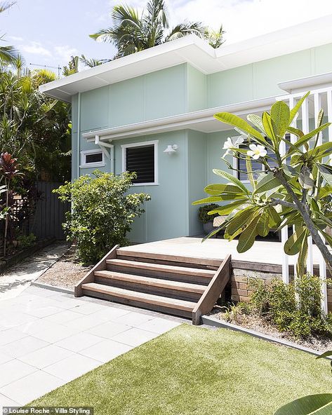 Beach Shack Exterior, Backyard Bungalow, Beach House Ideas, Retro Beach House, Byron Beach, Byron Bay Beach, Beach Shacks, Contemporary Beach House, Seaside House