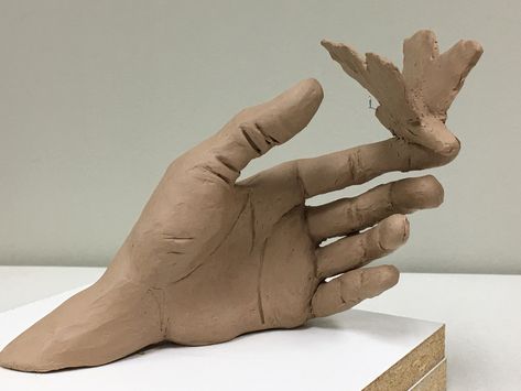 Hand Clay Sculpture Ceramic Art, How To Make Statue From Clay, Hand 3d Art, Butterfly Sculpture Clay, Clay Hands Sculpture, Ceramic Hand Sculpture, Hand Sculpture Clay, Hand Sculpture Ideas, Hand Clay Sculpture