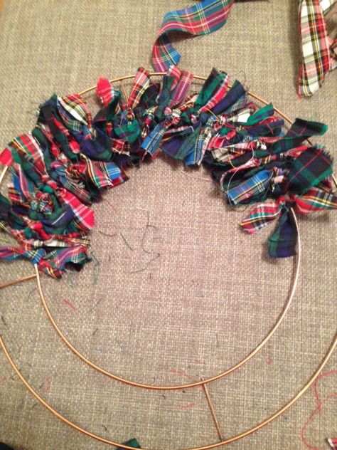 Christmas Fabric Makes, Material Christmas Wreaths, Wreath Crafts How To Make, Tartan Christmas Decorations Diy, Christmas Crafts Wreaths & Garlands, Rag Wreath Ideas, Christmas Rag Wreath, Rag Wreath Tutorial, Christmas Ribbon Crafts