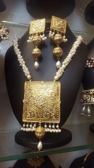 Buy Pakistan Indian Wedding Jewelry & Accessories Online – Nameera by Farooq Pendent Set Gold, Nameera By Farooq, Jhumka Set, Kundan Jewelry, Gold Jewelry Simple Necklace, Pearl Necklace Designs, Gold Bridal Jewellery Sets, Indian Jewellery Design Earrings, Antique Jewelry Indian