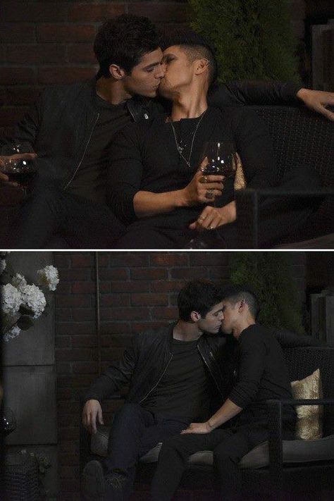 Magnus & Alec (Shadowhunters) Alec Magnus Shadowhunters, Shadowhunters Magnus And Alec, Magnus X Alec, Alec Shadowhunters, Shadowhunters Alec, Malec Kiss, Shadowhunters Series, Magnus And Alec, Shadowhunters Malec