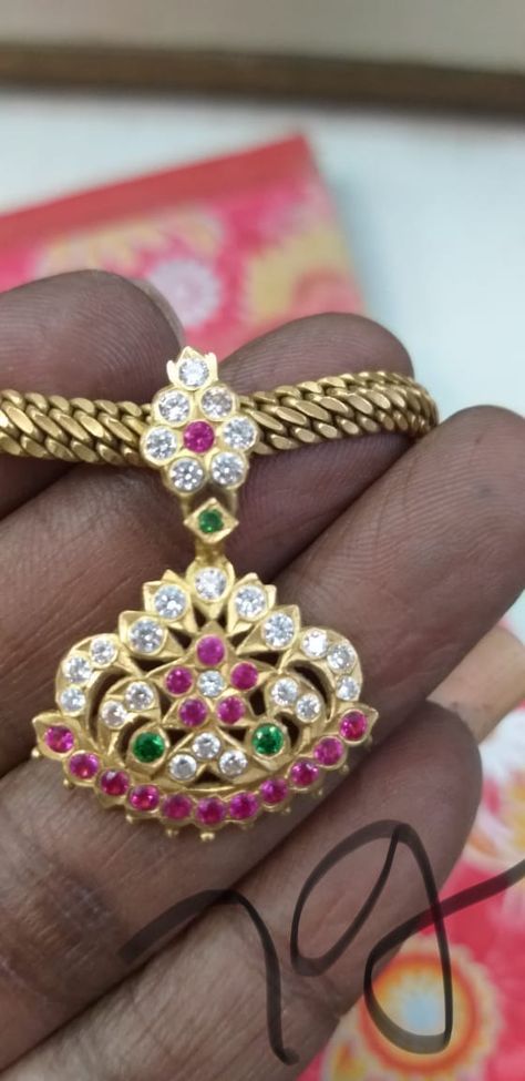 Naanu Design, Gold Jewelry Outfits, Choker Necklace Designs, Gold Jewellry, New Gold Jewellery Designs, Bride Portrait, Golden Jewelry, Jewelry Simple, Gold Jewelry Simple