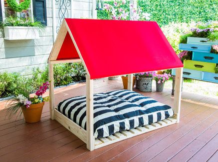 Dog Pergola Diy, Dog Canopy Bed, Dog Patio, Bed Video, Outdoor Dog Toys, Dogs Diy Projects, Outdoor Dog House, Outdoor Dog Bed, Doggie Treats