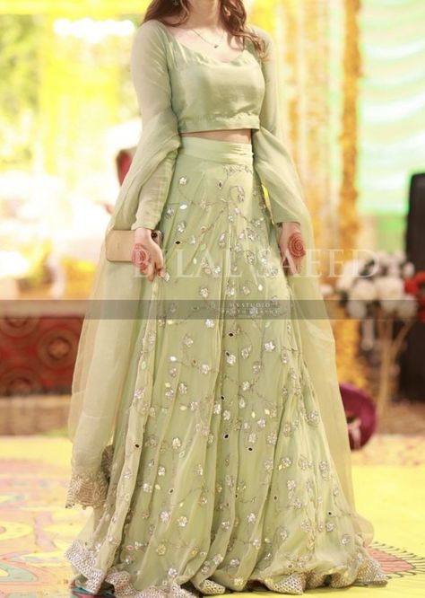 Beautiful lengha Shadi Dresses Simple, Fancy Dresses Pakistani Party Wear, Formal Dresses Pakistani, Beautiful Lengha, Casual Bridal Dress, Dresses Pakistani, Shadi Dresses, Desi Wedding Dresses, Lace Dress Design