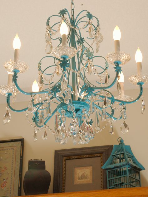 Turquoise Spray Painted Chandlier Chandelier Redo, Spray Paint Lamps, Painted Chandelier, Chandelier Makeover, Turquoise Chandelier, Old Chandelier, Luminaire Original, Blue Chandelier, Painting Lamp Shades