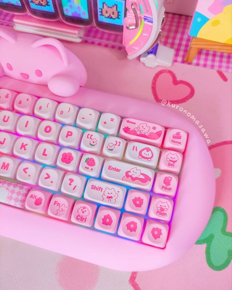 🐱🍓 Yunzii C68 Kitty Pink Keyboard from @yunzii_keyboard ✨ (cute shoots + review ⬇️) 🎀 This is the cutest mechanical keyboard ever, not only is it cute but so functional and of the highest quality. -------------------------- 🛒 Link in bio -------------------------- 📝 Typing on it feels *premium* 🤭. The rounded keycaps are made of a soft material that feels great to use, and the sound of its switches is so poppy! #yunziic68 #yunziikeyboard #keyboard #mechanicalkeyboard #kawaiikeyboard #c... Kirby Keyboard, Pastel Mechanical Keyboard, Pink Typewriter Keyboard, Pink Mechanical Keyboard, Pink Gaming Keyboard And Mouse, Feeling Great, Keyboard, Poppies, Kitty